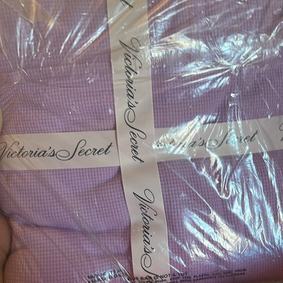 Victoria Secret - Picture 4 of 4